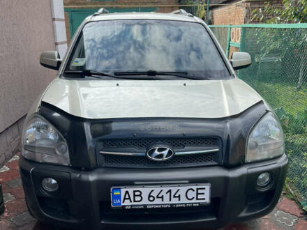 Серый Хендай Туксон, объемом двигателя 1.98 л и пробегом 233 тыс. км за 8100 $, фото 1 на Automoto.ua