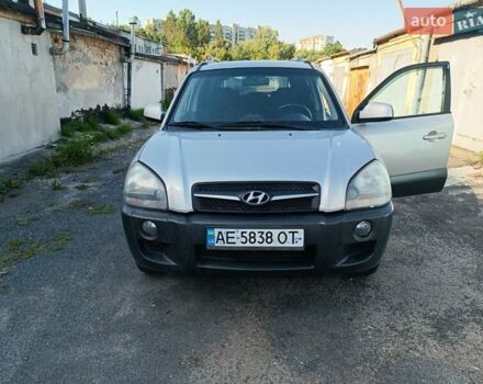 Сірий Хендай Туксон, об'ємом двигуна 1.99 л та пробігом 210 тис. км за 7600 $, фото 1 на Automoto.ua