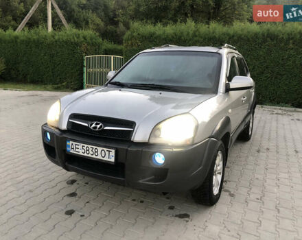 Серый Хендай Туксон, объемом двигателя 2 л и пробегом 209 тыс. км за 7700 $, фото 1 на Automoto.ua