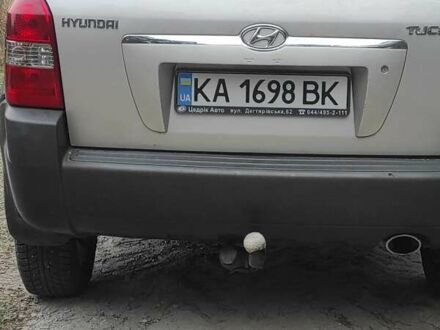 Серый Хендай Туксон, объемом двигателя 1.98 л и пробегом 216 тыс. км за 7999 $, фото 1 на Automoto.ua
