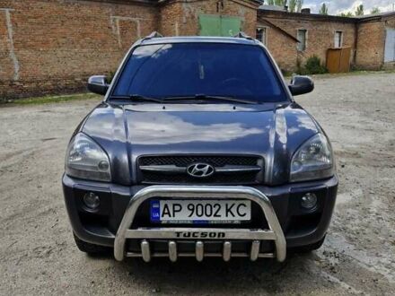 Хендай Туксон 2008 в Вольнянске на Automoto.ua Серый Хендай Туксон, объемом двигателя 1.98 л и пробегом 295 тыс. км за 7500 $, фото 1 на Automoto.ua