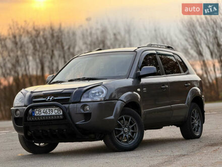 Хендай Туксон 2008 у Мене на Automoto.ua Сірий Хендай Туксон, об'ємом двигуна 1.98 л та пробігом 242 тис. км за 7600 $, фото 1 на Automoto.ua