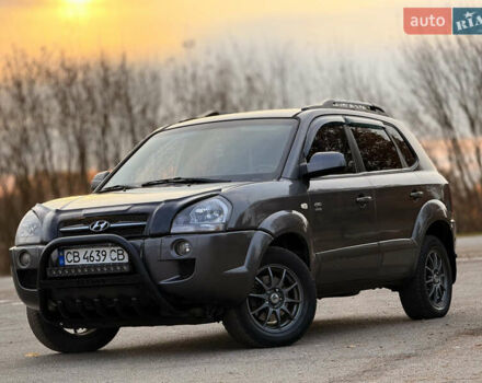 Хендай Туксон 2008 у Мене на Automoto.ua Сірий Хендай Туксон, об'ємом двигуна 1.98 л та пробігом 242 тис. км за 7600 $, фото 1 на Automoto.ua