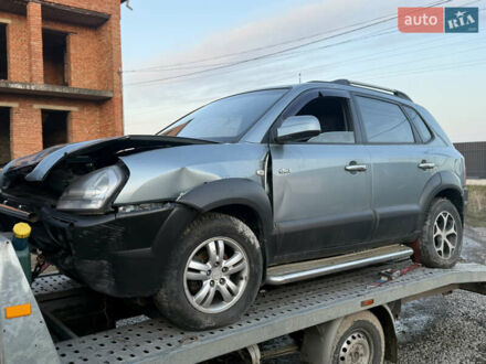Серый Хендай Туксон, объемом двигателя 1.98 л и пробегом 130 тыс. км за 3400 $, фото 1 на Automoto.ua