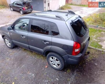 Серый Хендай Туксон, объемом двигателя 1.98 л и пробегом 247 тыс. км за 6200 $, фото 1 на Automoto.ua
