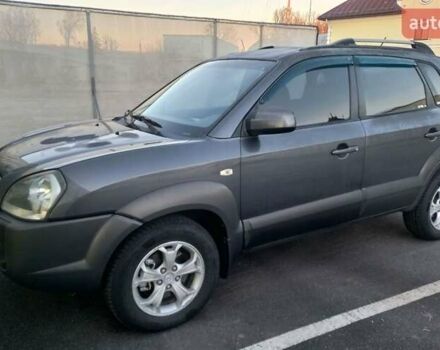 Серый Хендай Туксон, объемом двигателя 2 л и пробегом 207 тыс. км за 8000 $, фото 1 на Automoto.ua