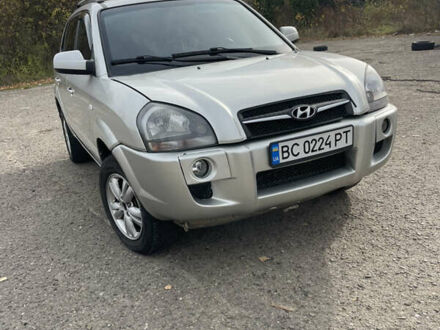 Серый Хендай Туксон, объемом двигателя 1.98 л и пробегом 210 тыс. км за 4999 $, фото 1 на Automoto.ua