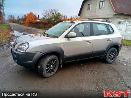 Серый Хендай Туксон, объемом двигателя 2 л и пробегом 100 тыс. км за 8600 $, фото 1 на Automoto.ua