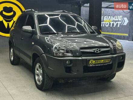 Серый Хендай Туксон, объемом двигателя 2.66 л и пробегом 165 тыс. км за 10000 $, фото 1 на Automoto.ua