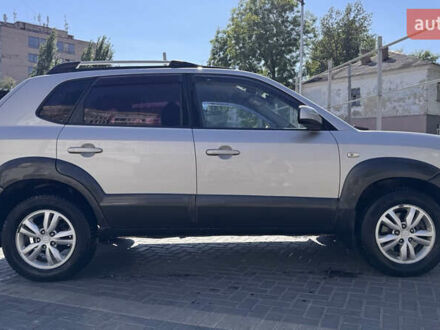 Серый Хендай Туксон, объемом двигателя 2 л и пробегом 162 тыс. км за 8900 $, фото 1 на Automoto.ua