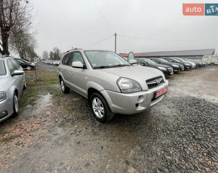 Серый Хендай Туксон, объемом двигателя 2 л и пробегом 105 тыс. км за 8400 $, фото 1 на Automoto.ua