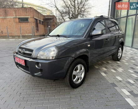 Серый Хендай Туксон, объемом двигателя 2 л и пробегом 202 тыс. км за 10000 $, фото 1 на Automoto.ua