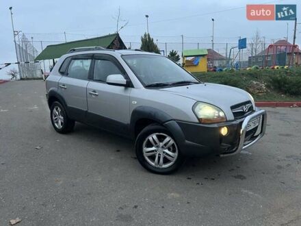 Серый Хендай Туксон, объемом двигателя 1.99 л и пробегом 132 тыс. км за 10000 $, фото 1 на Automoto.ua