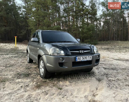 Сірий Хендай Туксон, об'ємом двигуна 2 л та пробігом 130 тис. км за 8500 $, фото 1 на Automoto.ua