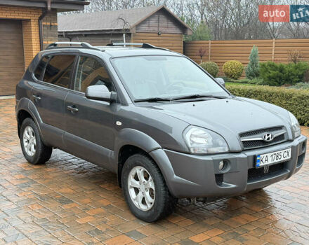 Серый Хендай Туксон, объемом двигателя 2 л и пробегом 86 тыс. км за 9800 $, фото 1 на Automoto.ua
