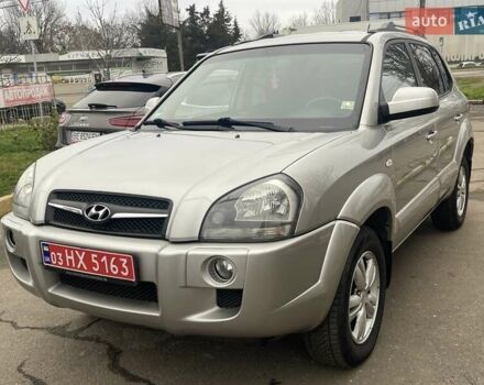 Серый Хендай Туксон, объемом двигателя 2 л и пробегом 158 тыс. км за 9600 $, фото 1 на Automoto.ua