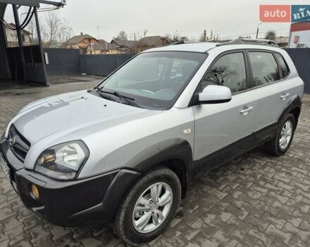 Серый Хендай Туксон, объемом двигателя 1.98 л и пробегом 189 тыс. км за 8300 $, фото 1 на Automoto.ua