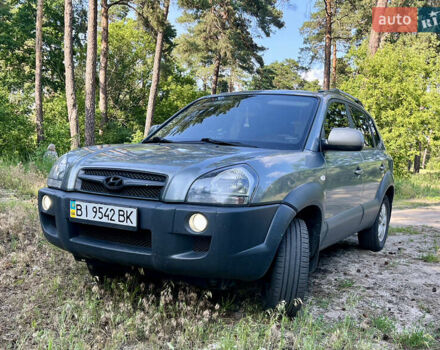 Серый Хендай Туксон, объемом двигателя 1.98 л и пробегом 225 тыс. км за 8500 $, фото 1 на Automoto.ua