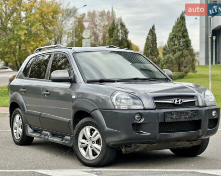Серый Хендай Туксон, объемом двигателя 2 л и пробегом 165 тыс. км за 11200 $, фото 1 на Automoto.ua