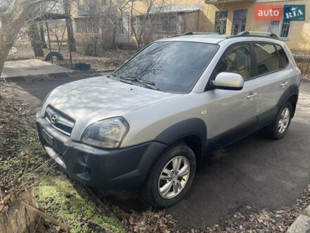 Хендай Туксон 2011 в Желтых Водах на Automoto.ua Серый Хендай Туксон, объемом двигателя 1.98 л и пробегом 73 тыс. км за 9200 $, фото 1 на Automoto.ua