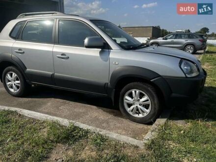 Серый Хендай Туксон, объемом двигателя 1.98 л и пробегом 373 тыс. км за 6800 $, фото 1 на Automoto.ua