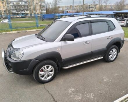 Серый Хендай Туксон, объемом двигателя 2 л и пробегом 242 тыс. км за 9300 $, фото 1 на Automoto.ua