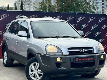 Серый Хендай Туксон, объемом двигателя 1.98 л и пробегом 210 тыс. км за 9600 $, фото 1 на Automoto.ua