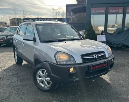 Серый Хендай Туксон, объемом двигателя 1.98 л и пробегом 210 тыс. км за 9500 $, фото 1 на Automoto.ua