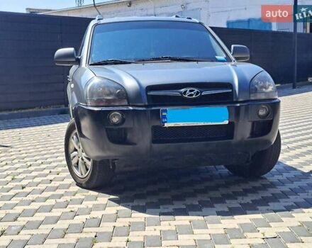 Серый Хендай Туксон, объемом двигателя 1.98 л и пробегом 206 тыс. км за 8500 $, фото 1 на Automoto.ua