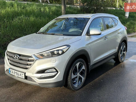 Серый Хендай Туксон, объемом двигателя 2 л и пробегом 126 тыс. км за 21500 $, фото 1 на Automoto.ua