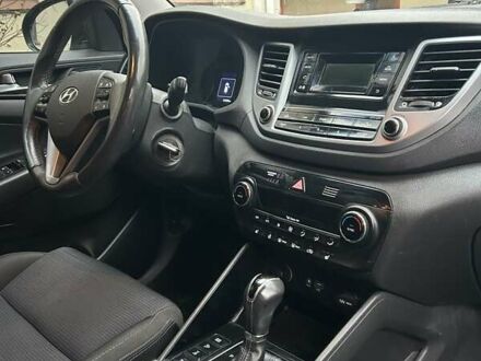 Серый Хендай Туксон, объемом двигателя 2 л и пробегом 158 тыс. км за 15999 $, фото 1 на Automoto.ua