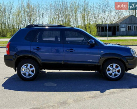 Синий Хендай Туксон, объемом двигателя 2 л и пробегом 320 тыс. км за 6300 $, фото 2 на Automoto.ua