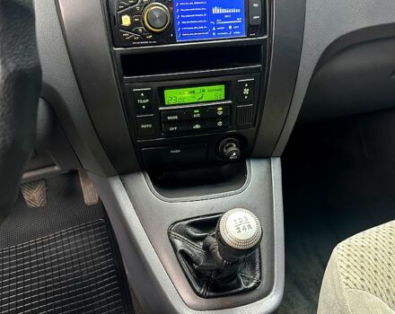 Синий Хендай Туксон, объемом двигателя 2 л и пробегом 224 тыс. км за 8300 $, фото 3 на Automoto.ua