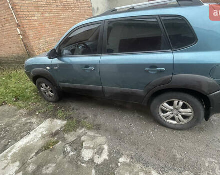 Синий Хендай Туксон, объемом двигателя 1.98 л и пробегом 277 тыс. км за 7500 $, фото 2 на Automoto.ua