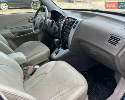 Синий Хендай Туксон, объемом двигателя 1.98 л и пробегом 210 тыс. км за 4500 $, фото 12 на Automoto.ua