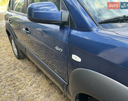 Синий Хендай Туксон, объемом двигателя 1.98 л и пробегом 210 тыс. км за 4500 $, фото 3 на Automoto.ua