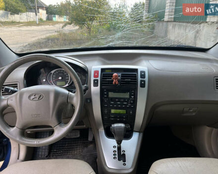 Синий Хендай Туксон, объемом двигателя 1.98 л и пробегом 210 тыс. км за 4500 $, фото 8 на Automoto.ua