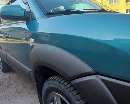 Зеленый Хендай Туксон, объемом двигателя 1.98 л и пробегом 288 тыс. км за 6500 $, фото 2 на Automoto.ua