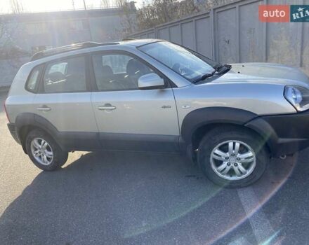 Зелений Хендай Туксон, об'ємом двигуна 1.98 л та пробігом 330 тис. км за 7000 $, фото 5 на Automoto.ua