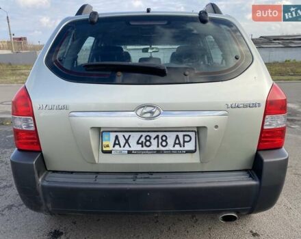 Зелений Хендай Туксон, об'ємом двигуна 1.98 л та пробігом 330 тис. км за 7000 $, фото 9 на Automoto.ua