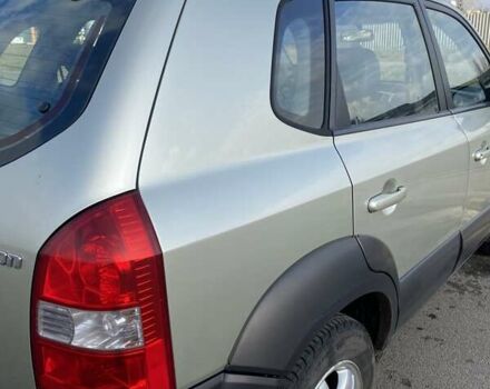 Зелений Хендай Туксон, об'ємом двигуна 1.98 л та пробігом 330 тис. км за 7000 $, фото 13 на Automoto.ua