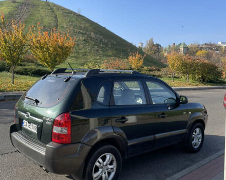 Зеленый Хендай Туксон, объемом двигателя 1.99 л и пробегом 208 тыс. км за 7600 $, фото 3 на Automoto.ua