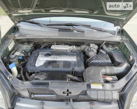 Зеленый Хендай Туксон, объемом двигателя 1.98 л и пробегом 256 тыс. км за 7500 $, фото 6 на Automoto.ua