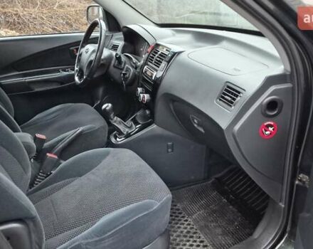 Зеленый Хендай Туксон, объемом двигателя 1.98 л и пробегом 241 тыс. км за 6900 $, фото 9 на Automoto.ua