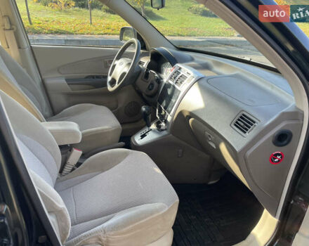 Зеленый Хендай Туксон, объемом двигателя 1.99 л и пробегом 208 тыс. км за 7600 $, фото 6 на Automoto.ua