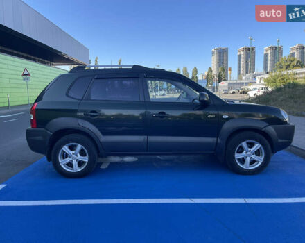 Зеленый Хендай Туксон, объемом двигателя 1.98 л и пробегом 195 тыс. км за 8000 $, фото 1 на Automoto.ua