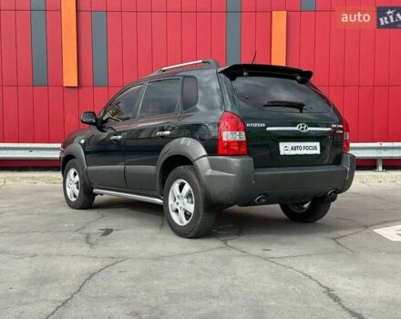 Зеленый Хендай Туксон, объемом двигателя 1.99 л и пробегом 214 тыс. км за 7290 $, фото 4 на Automoto.ua