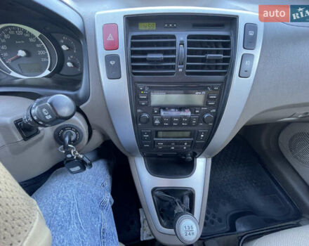 Зеленый Хендай Туксон, объемом двигателя 1.98 л и пробегом 195 тыс. км за 8000 $, фото 16 на Automoto.ua