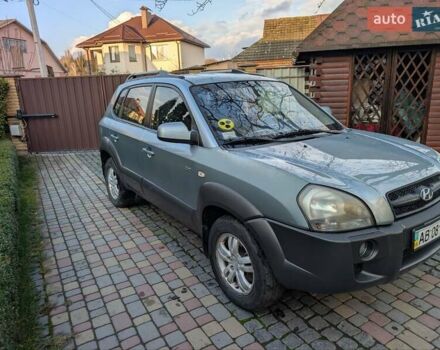 Зеленый Хендай Туксон, объемом двигателя 1.98 л и пробегом 200 тыс. км за 8000 $, фото 2 на Automoto.ua