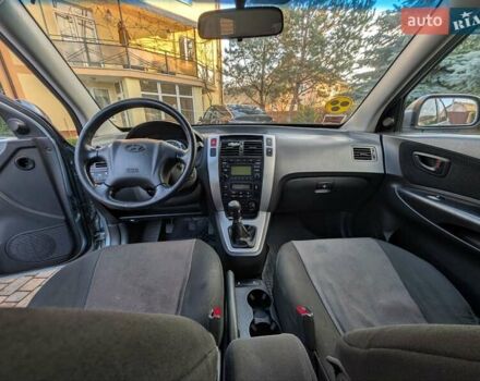 Зеленый Хендай Туксон, объемом двигателя 1.98 л и пробегом 200 тыс. км за 8000 $, фото 5 на Automoto.ua